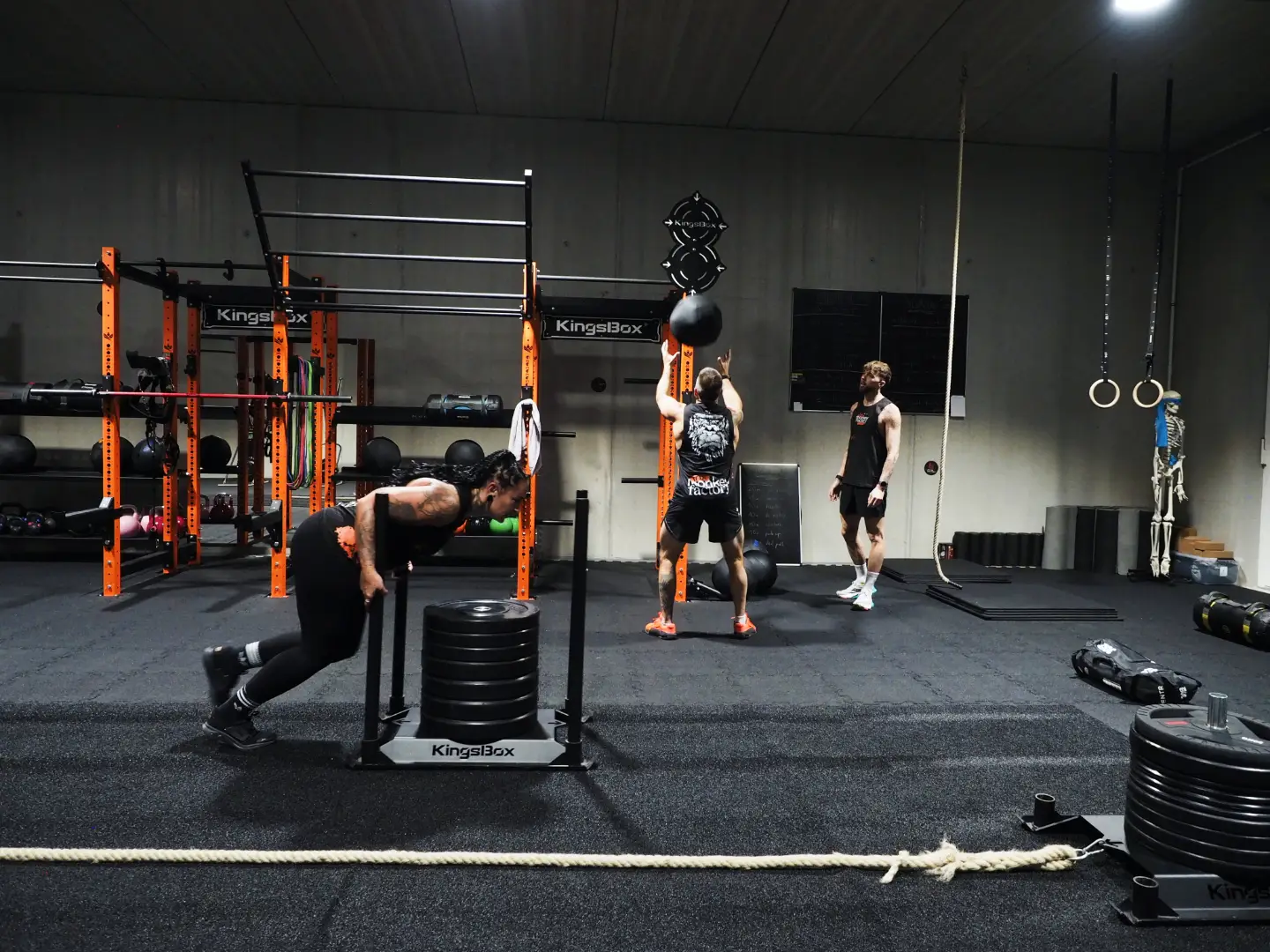 Gruppe von Menschen trainiert  mit modernen Geräten