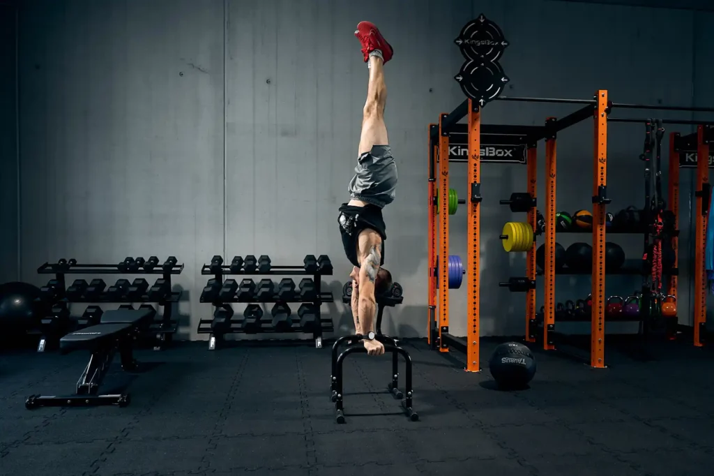 Menschen trainieren mit Gewichten