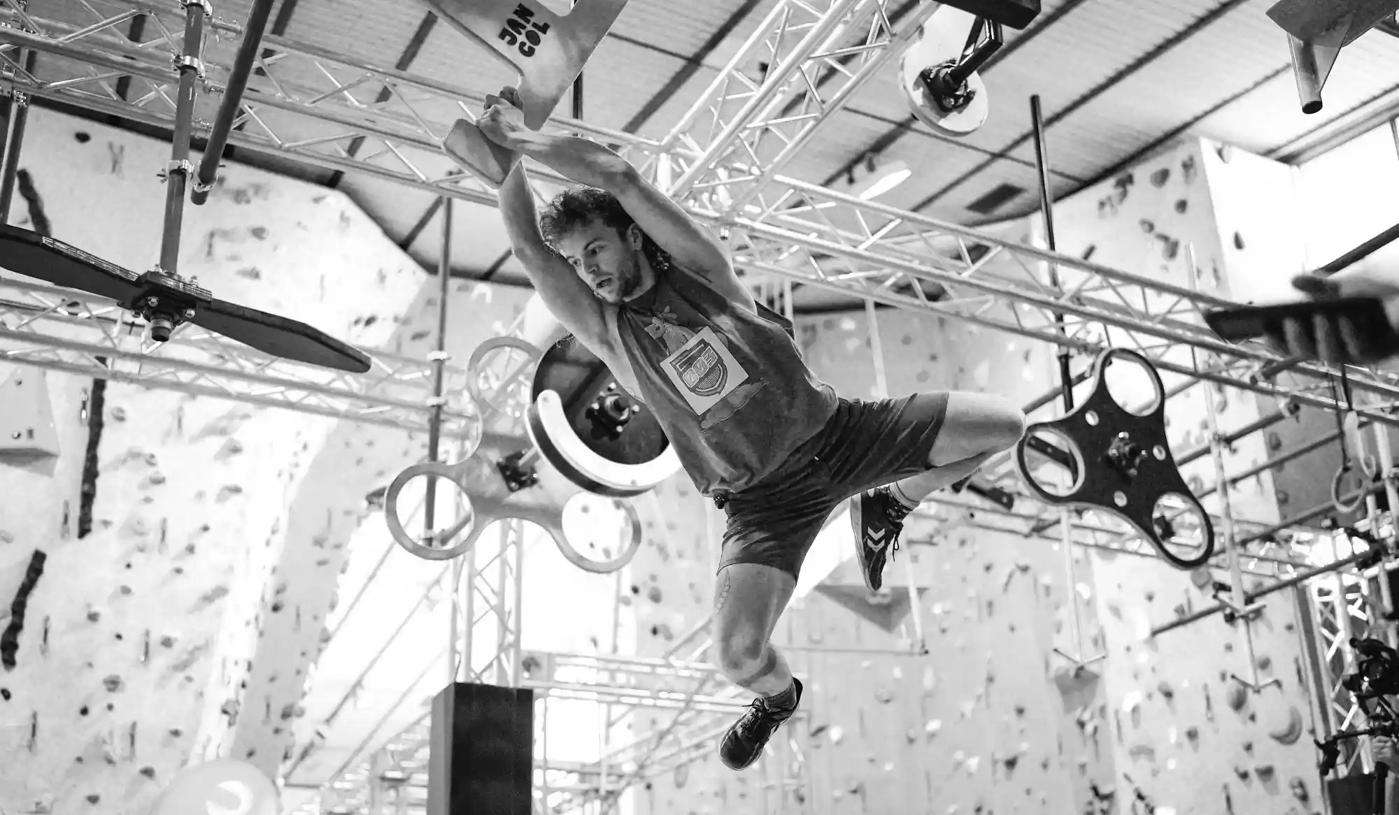 Mann springt im speziellen Klettergerät