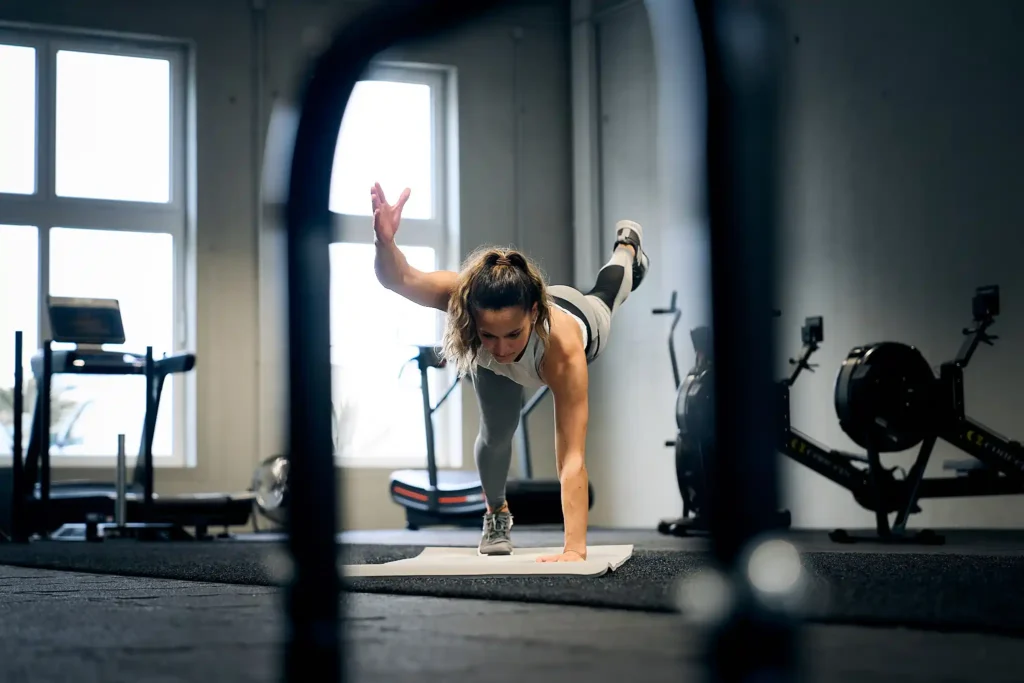 Menschen trainieren an Trainingsgeräten