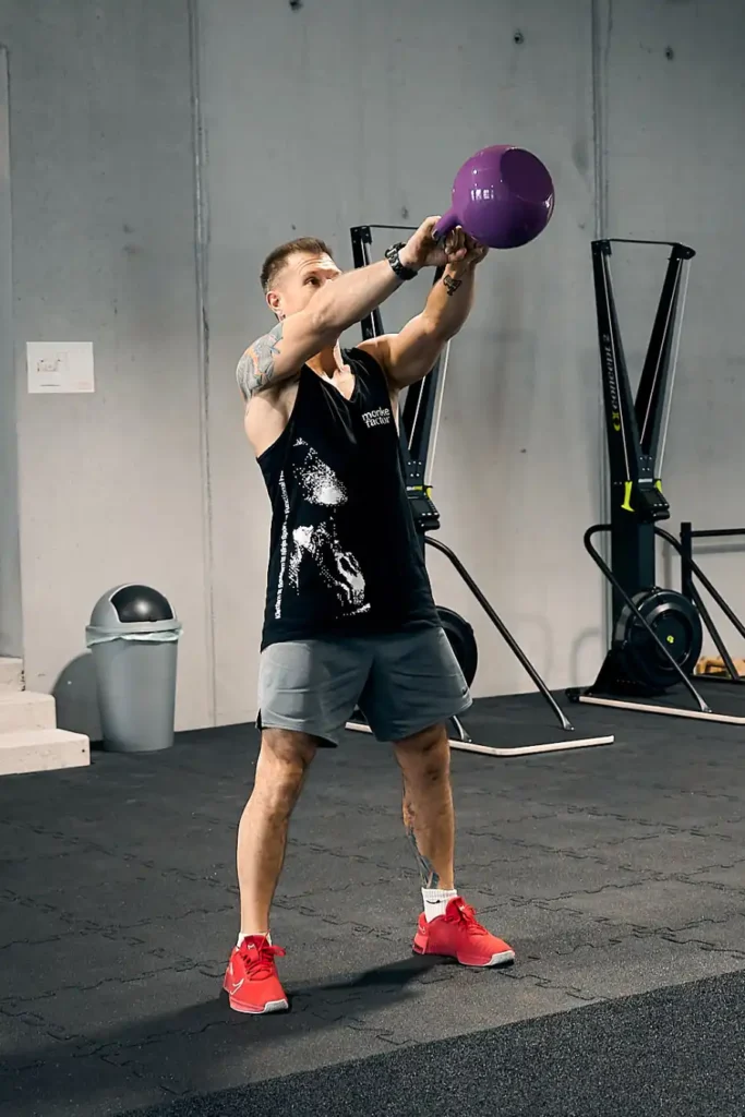 Ein Mann steigt die Sporttreppe hinauf