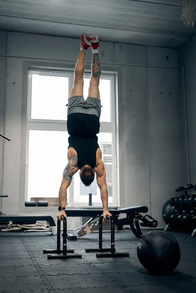 Mann hängt an seinen Armen