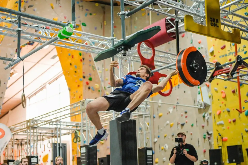 Mann überwindet einen Hindernis