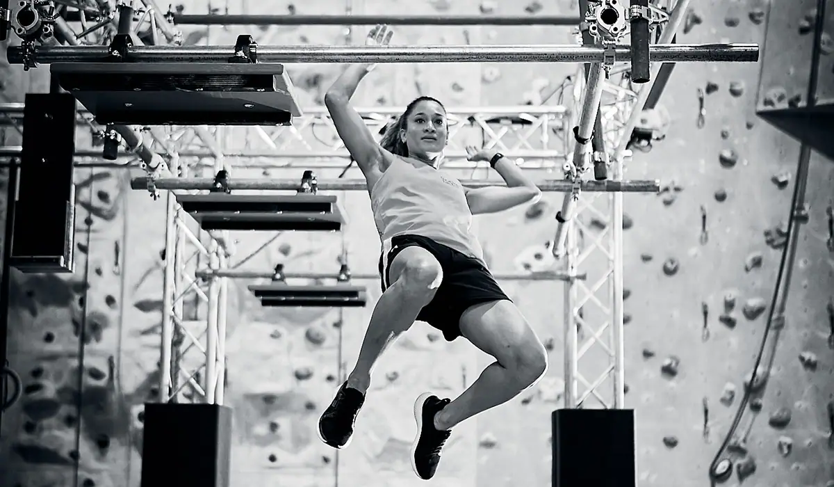 Frau springt in der Kletterarena