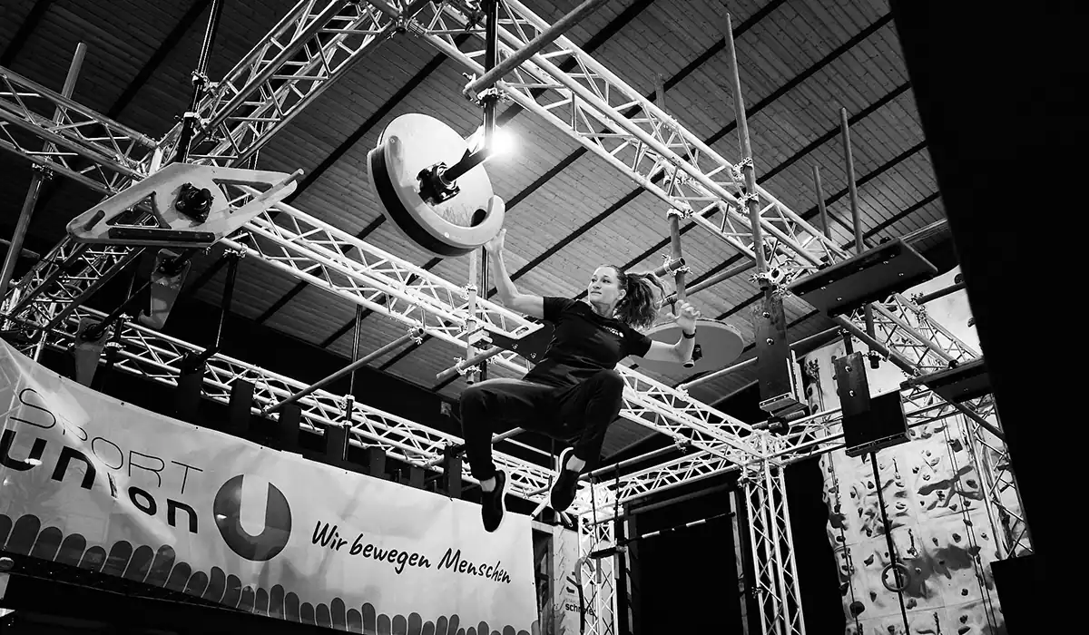 Frau trainiert auf einer speziellen Kletterroute