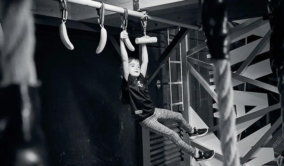 Mädchen hängt im speziellen Trainingsgerät