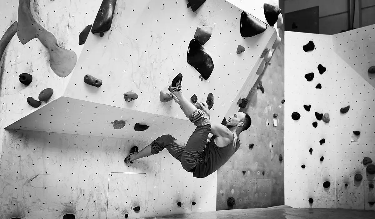 Mann klettert an der Wand