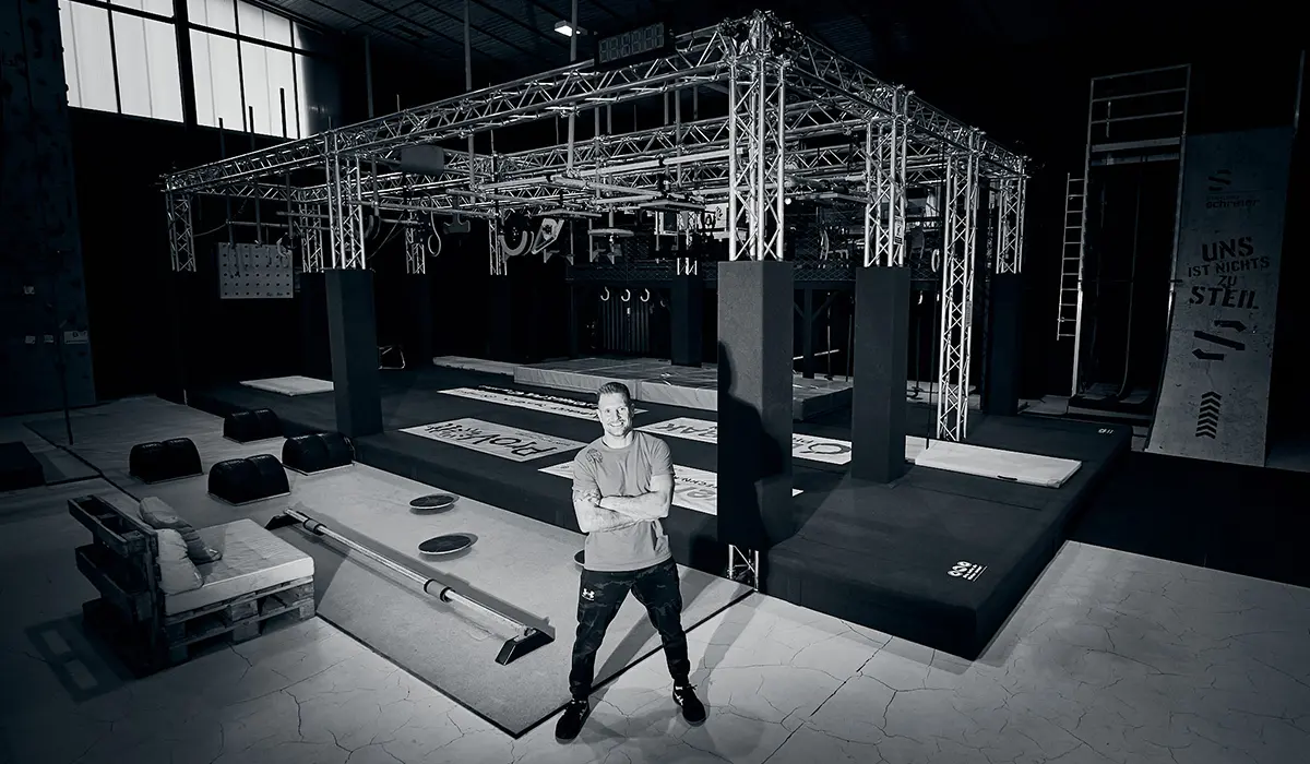 Mann steht vor eines besonderen Klettergebiets