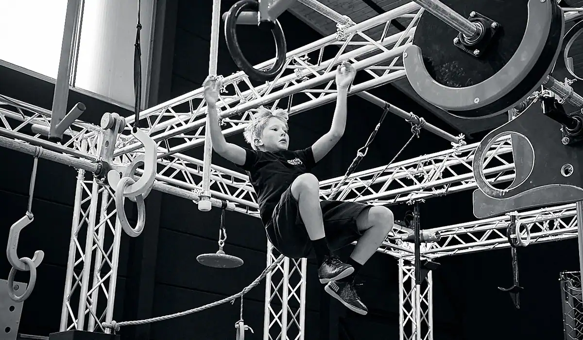 Junge trainiert auf einer speziellen Kletterroute