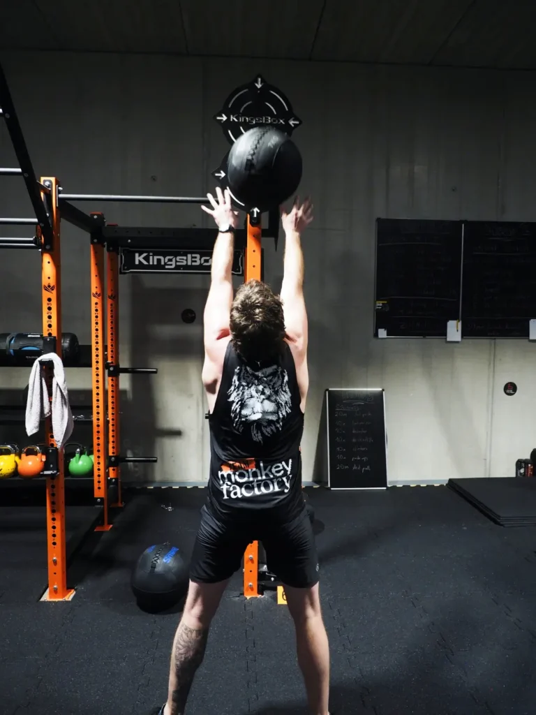 Mann trainiert Ball slams