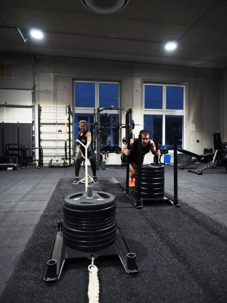 Krafttraining - zwei Personen bei verschiedenen Übungen