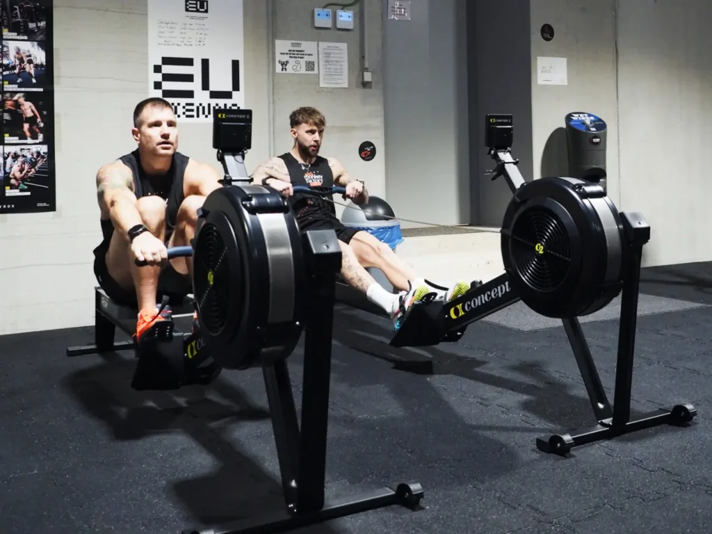 Zwei Athleten beim SkiErg Training in der Monkey Factory