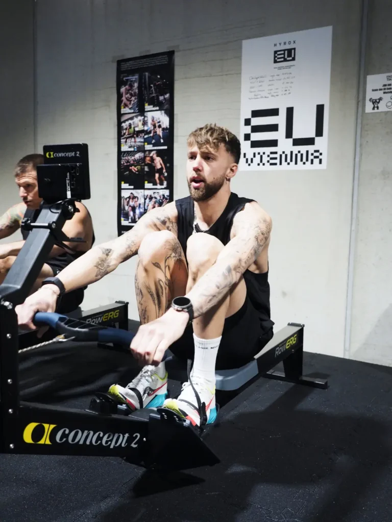 Mann beim SkiErg-Training im Rahmen des HYROX Workouts in der Monkey Factory
