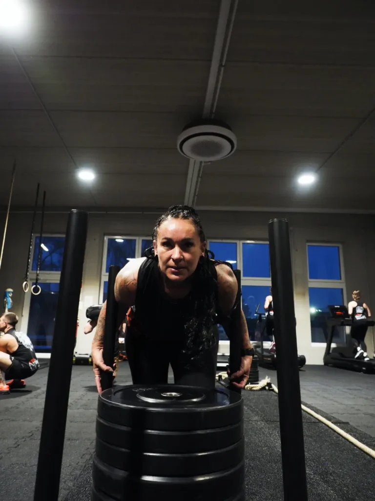 Frau trainiert Sled Push in der Monkey Factory
