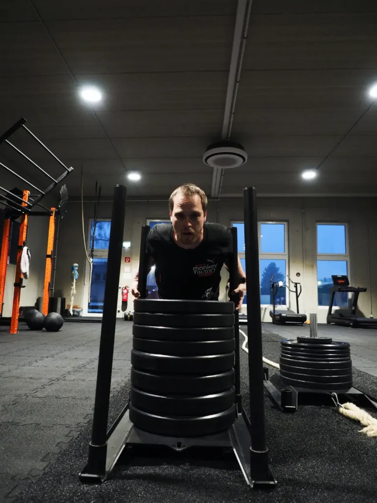 Mann trainiert Sled Push in der Monkey Factory
