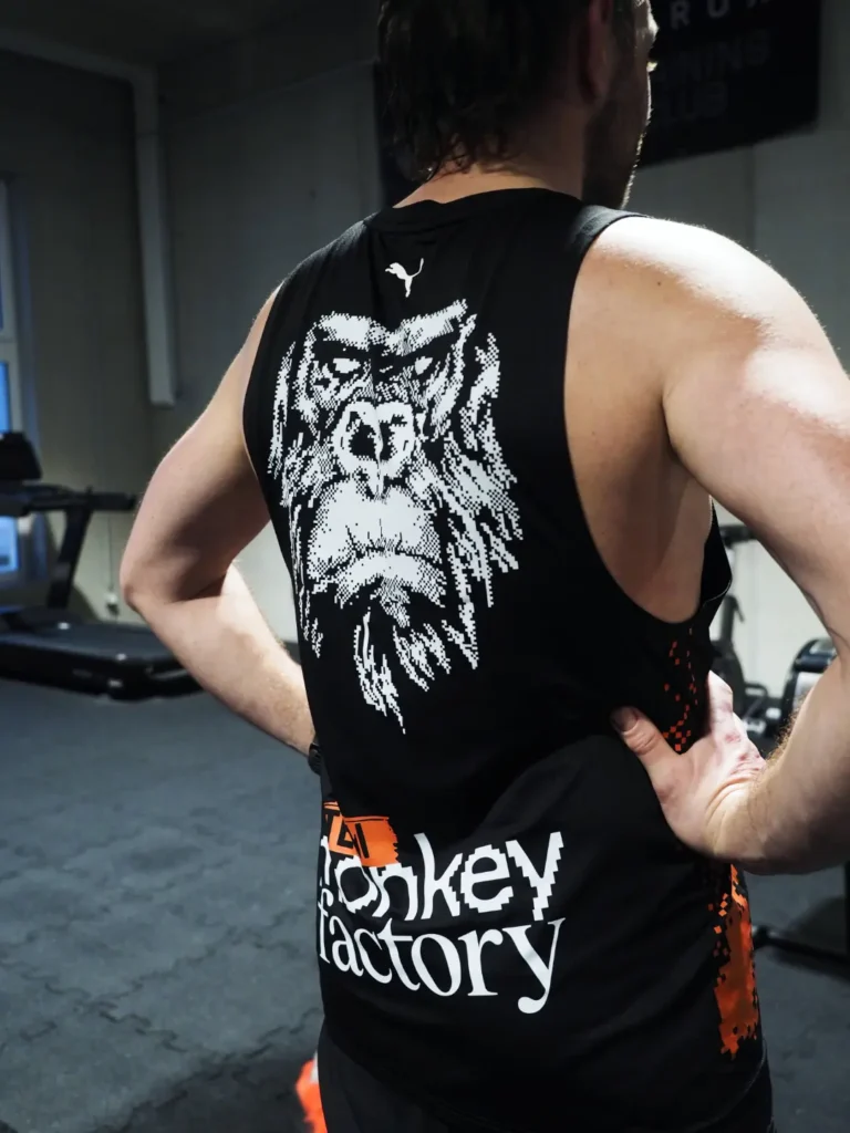 Teammitglied im Monkey Factory Shirt von hinten