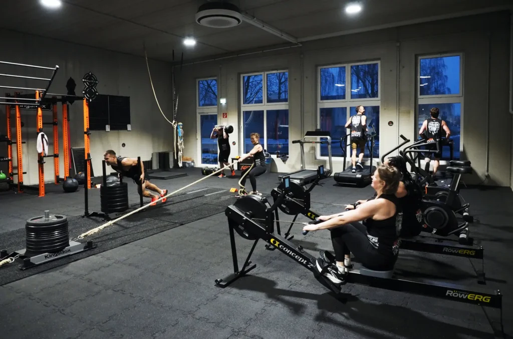 Eine Gruppe von Menschen trainiert gemeinsam in einem Fitnessraum